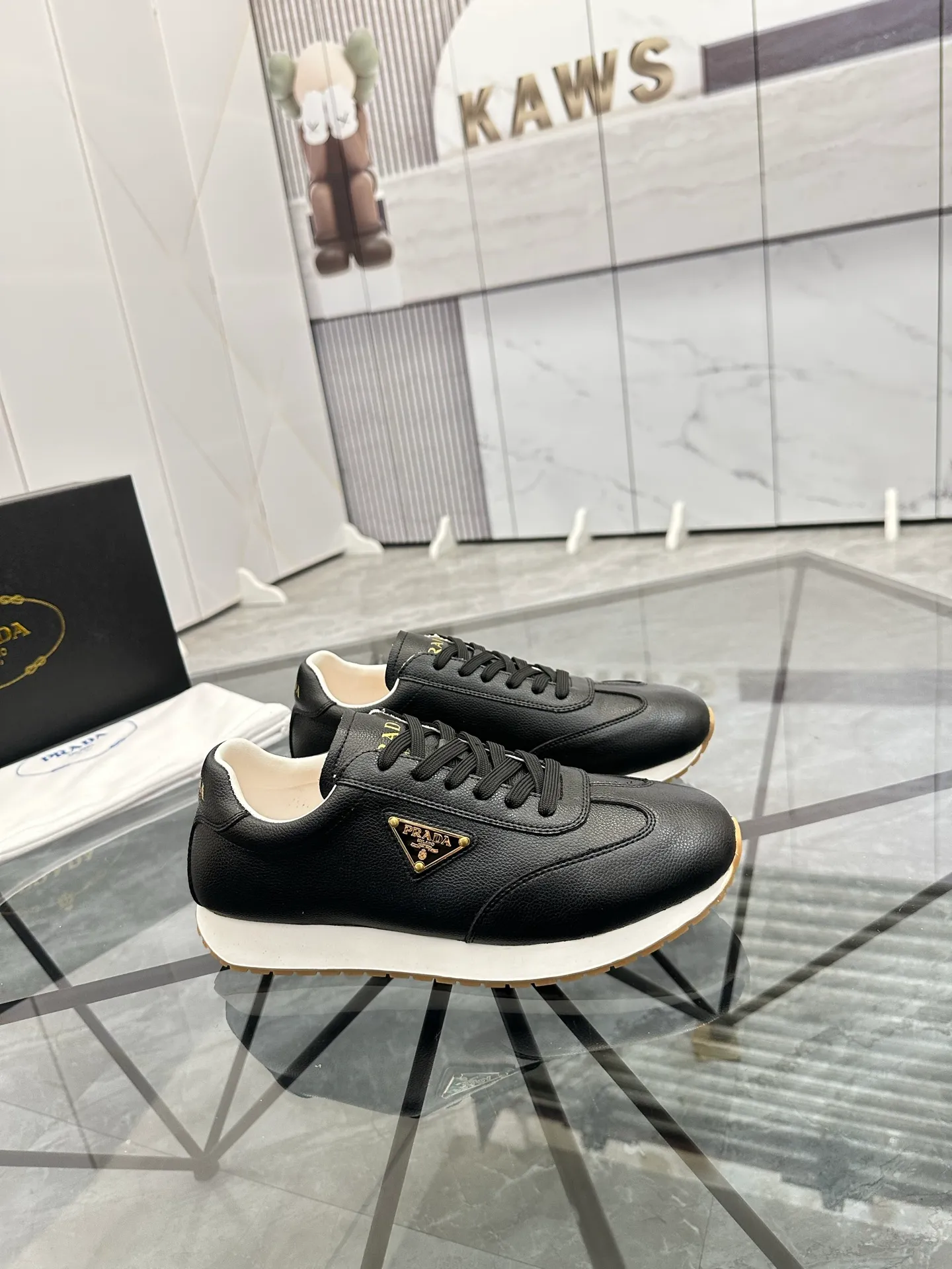 Men's shoes: 💰P420¥ Product trademark: Prada *"Prada*" low-top casual shoes Regular size: 38-44 (can be customized to 45) Product materials: imported cowhide upper, sheepskin lining, original outsole. Number: 020